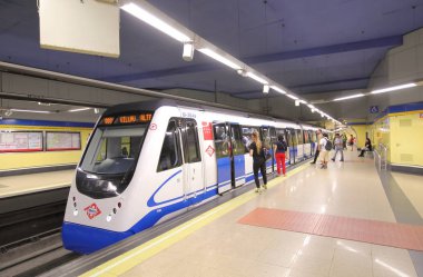 Madrid İspanya - 30 Mayıs 2019: Kimliği belirsiz kişiler Madrid İspanya'da metro ile seyahat