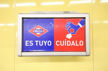 Madrid İspanya - 31 Mayıs 2019: No çöp işareti Metro metro metro metro tren istasyonu Madrid İspanya
