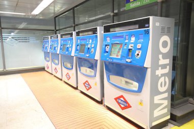 Madrid İspanya - 31 Mayıs 2019: Metro metro metro metro tren bilet makinesi Madrid İspanya
