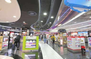 Madrid İspanya - 31 Mayıs 2019: Tanımlanamayan kişiler duty free store Barajas airport Madrid Spain'den alışveriş yapıyor
