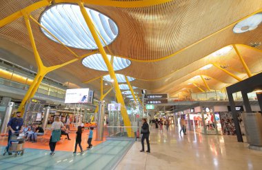 Madrid İspanya - 31 Mayıs 2019: Barajas havaalanı Madrid İspanya'da kimliği belirsiz kişiler seyahat ediyor