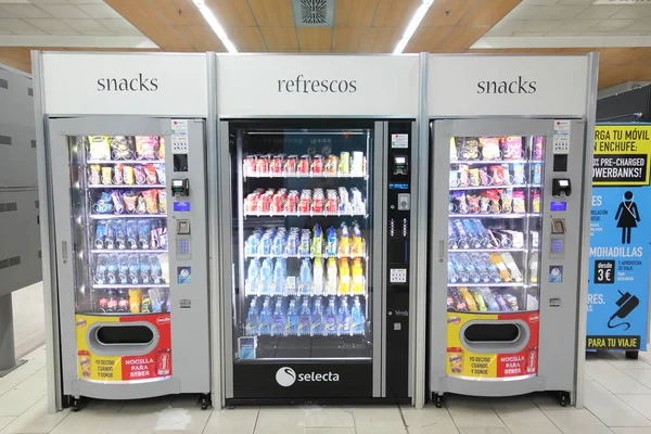 西班牙马德里 2019年5月30日 西班牙马德里蒙克洛亚巴士总站的小吃和饮料自动售货机 — 图库照片