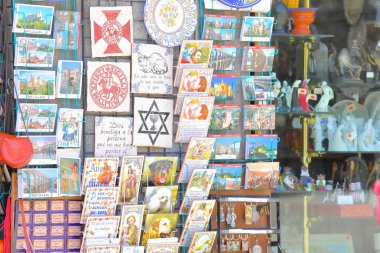 Segovia Spain - 29 Mayıs 2019: Hediyelik eşya kartları Segovia İspanya'da satılıyor