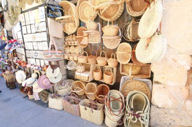 Segovia Spain - 29 Mayıs 2019: El sanatları Segovia İspanya hediyelik eşya dükkanında satıldı