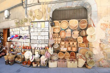 Segovia Spain - 29 Mayıs 2019: El sanatları Segovia İspanya hediyelik eşya dükkanında satıldı