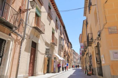 Segovia Spain - 29 Mayıs 2019: Kimliği belirsiz kişiler tarihi Kent Segovia İspanya'yı ziyaret etti