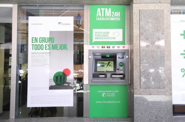 Segovia Spain - 29 Mayıs 2019: Unicaja Bank Atm nakit dispenseri İspanya