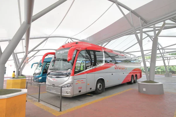 Σεγκόβια Ισπανία Μαΐου 2019 Άγνωστα Άτομα Ταξιδεύουν Στο Τερματικό Λεωφορείων — Φωτογραφία Αρχείου