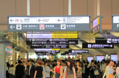 Osaka Japan - 20 Haziran 2019: Osaka Japonya'daki Osaka Umeda tren istasyonunda kimliği belirsiz kişiler seyahat ediyor