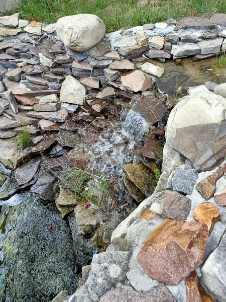 Piccola Cascata Dal Ruscello Fatta Delle Pietre — Foto Stock