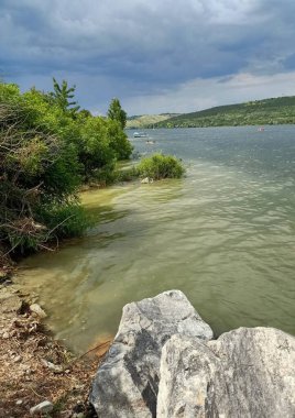 Nehir kıyısının güzel manzarası