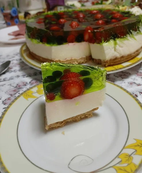 Morceau Gâteau Fromage Maison Avec Des Baies Sur Table — Photo