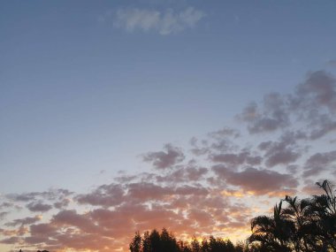 Por do sol no parque em um dia qualquer