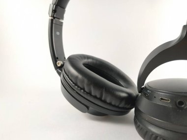 Siyah kulaklıkların temiz görüntüleri