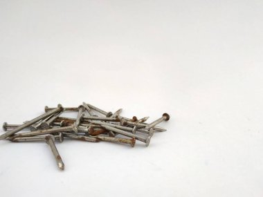 Beyaz zemin üzerindeki çelik çivilerin farklı görünümleri