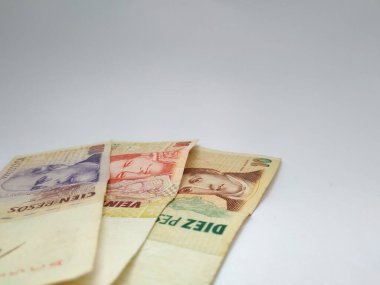 Para ve Arjantin sikkeleri dağıtırken farklı pozlar.