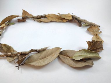 Sonbaharın kuru yapraklarıyla yapılmış farklı şekiller.