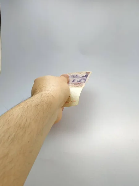 Para ve Arjantin sikkeleri dağıtırken farklı pozlar.
