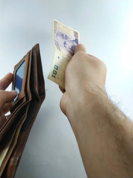Para ve Arjantin sikkeleri dağıtırken farklı pozlar.