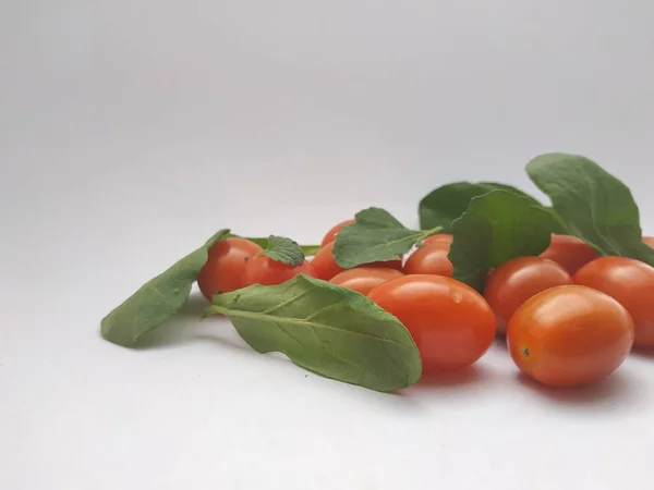 Ev yapımı vişneli domates ve salata.