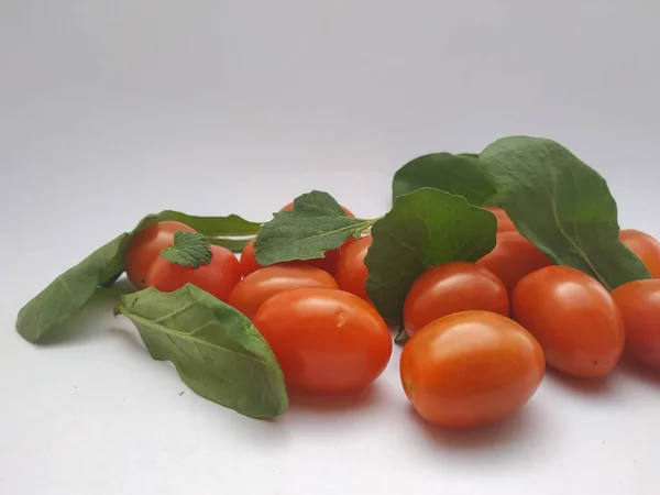 Ev yapımı vişneli domates ve salata.