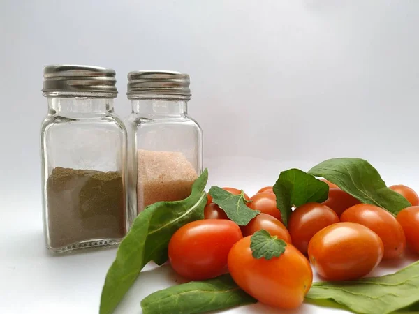 Ev yapımı vişneli domates ve salata.