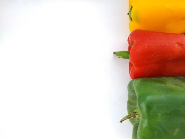 3 kırmızı sarı ve yeşil biber.