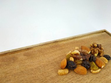 Beyaz arka planda ağaçta fındık manzarası