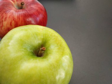 Siyah arka planda kırmızı ve yeşil elma makro görünümü