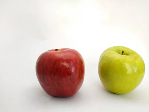 Beyaz arka planda kırmızı ve yeşil elma makro görünümü