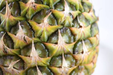 Beyaz arkaplanı olan sarı ananasın güzel manzarası