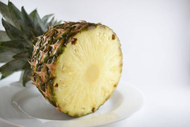 Beyaz arkaplanı olan sarı ananasın güzel manzarası