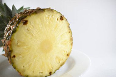 Beyaz arkaplanı olan sarı ananasın güzel manzarası