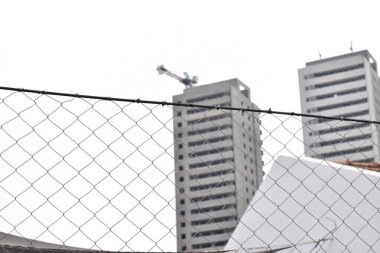 Bulutlu bir günde şehrin binaları