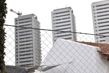 Bulutlu bir günde şehrin binaları