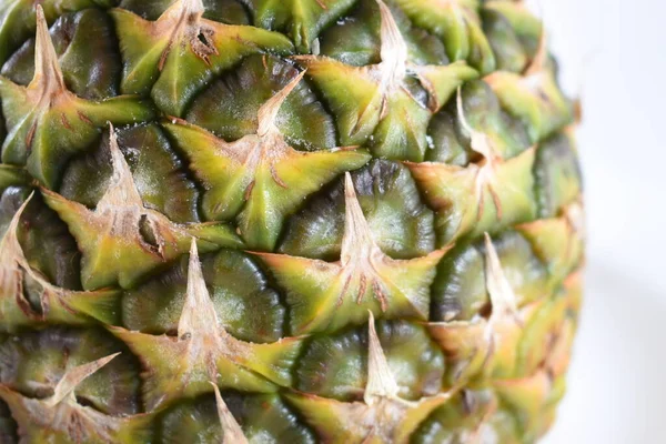 Beyaz arkaplanı olan sarı ananasın güzel manzarası