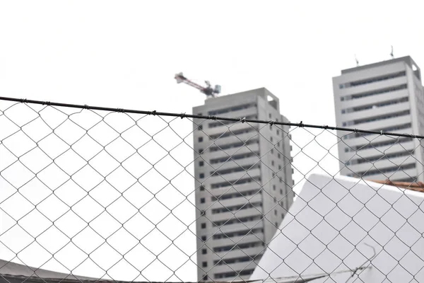 Bulutlu bir günde şehrin binaları