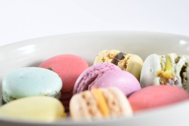 Beyaz arka planda farklı renkte şekerlerin muhteşem manzarası