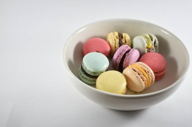 Beyaz arka planda farklı renkte şekerlerin muhteşem manzarası