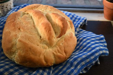 Ev yapımı yuvarlak ekmeğin ön görüntüsü