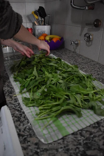 Ispanak kesen ve salata yapan kadın.