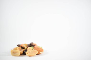 Beyaz arka planda fındık ve tohumların farklı görünümleri