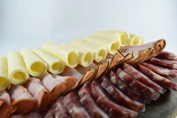 Ön planda bir tabak salatanın fotoğrafları var.