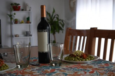 Masa şarap ve öğle yemeği hazır.