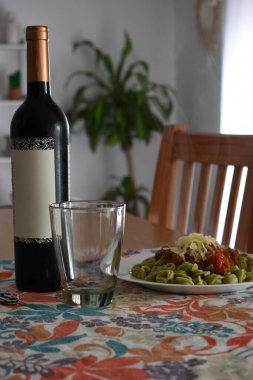 Masa şarap ve öğle yemeği hazır.