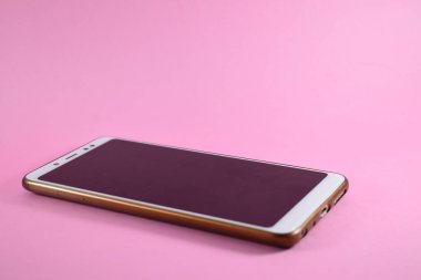 Pembe arka planda akıllı telefonun farklı görüntüsü