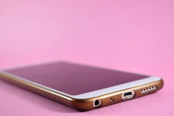 Pembe arka planda akıllı telefonun farklı görüntüsü