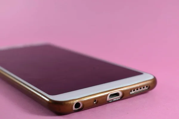 Pembe arka planda akıllı telefonun farklı görüntüsü