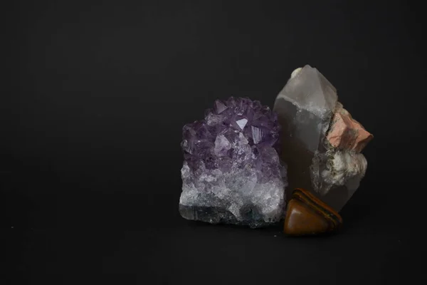 Siyah arkaplandaki mineraller ve kayalar