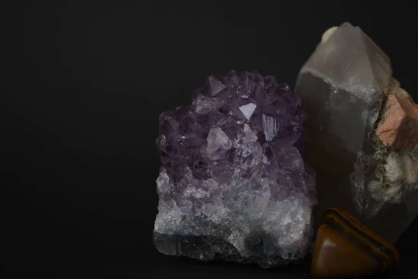 Mineralien Und Gesteine Auf Schwarzem Hintergrund — Stockfoto